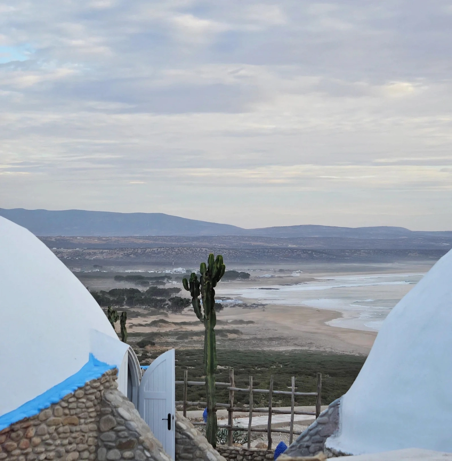 Chantier éco-construction, structure ogivale en cours de montage